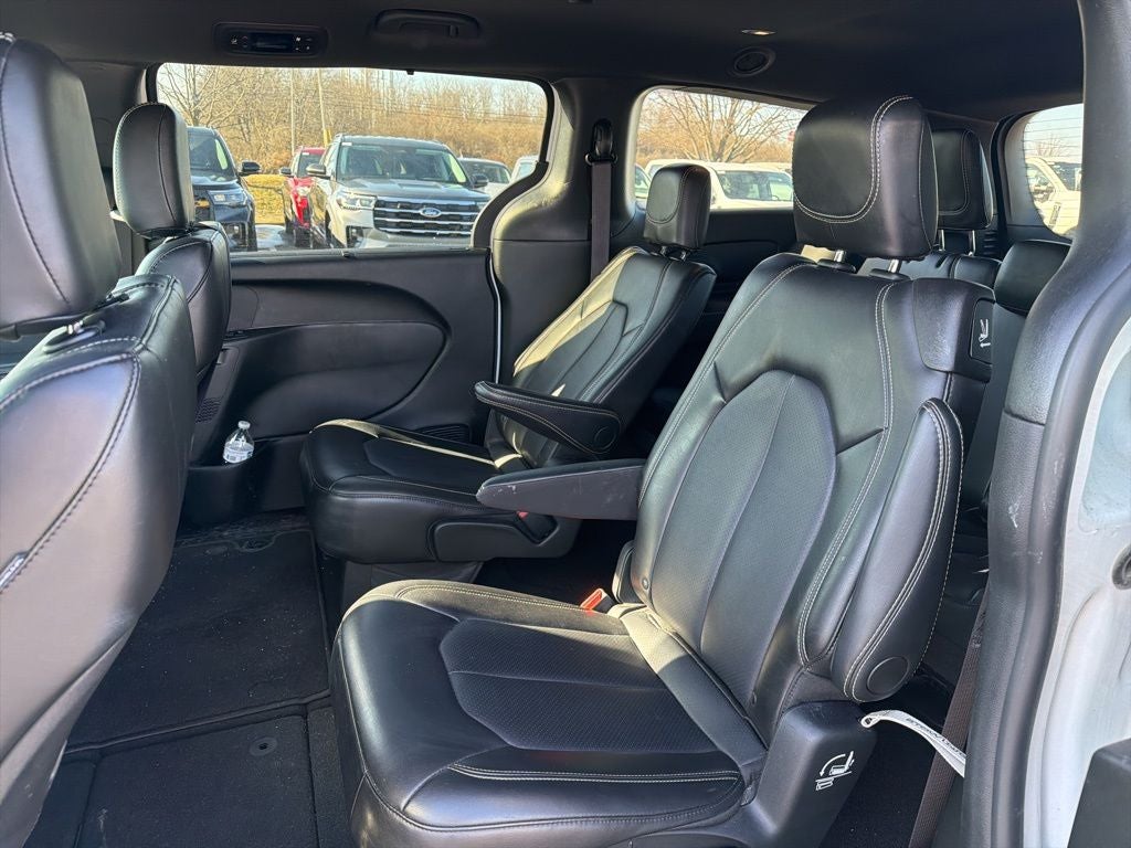 2025 Chrysler Pacifica Select