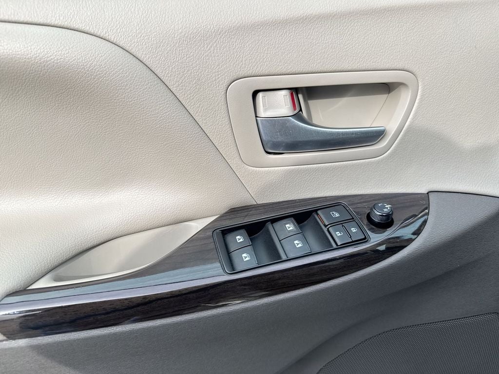 2017 Toyota Sienna XLE