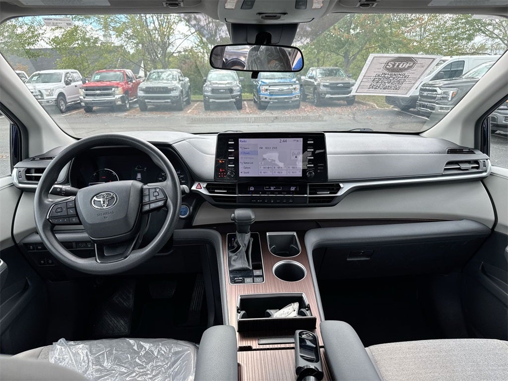2024 Toyota Sienna LE