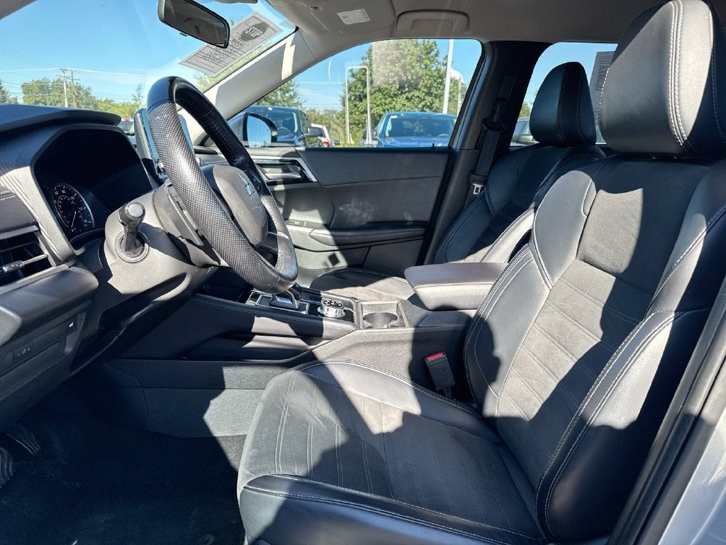 2024 Mitsubishi Outlander SE Black Edition w/Pano Roof